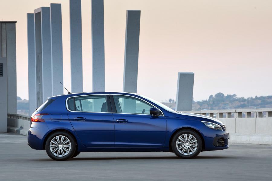  Peugeot 308 2018 года  (ZA) (фото 6 из 10)